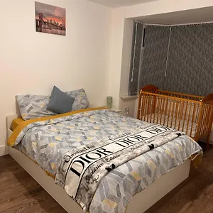 Lovely Hillingdon Family - 6 Bedrooms Holiday home Ickenham